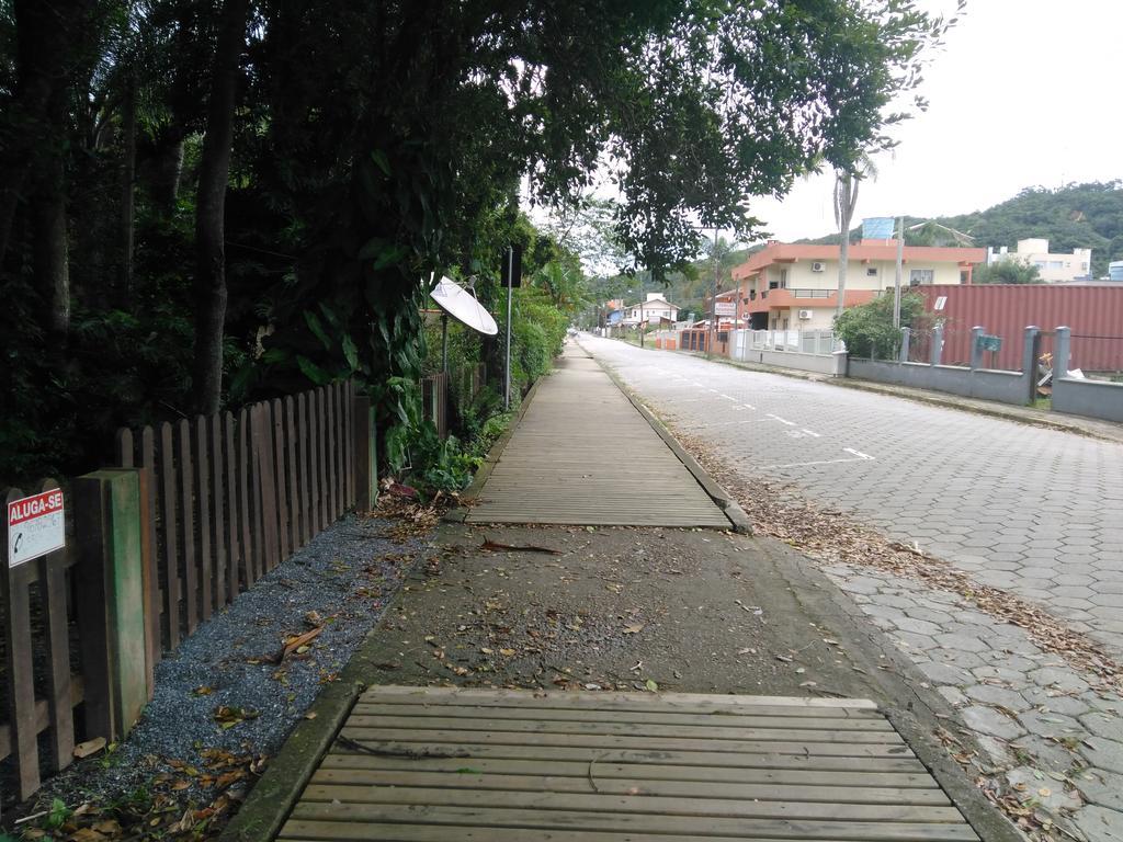 Chales No Centro De บอมบินญัส ภายนอก รูปภาพ